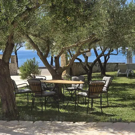 Olea 1930 - Beachfront With 2 Single Beds *